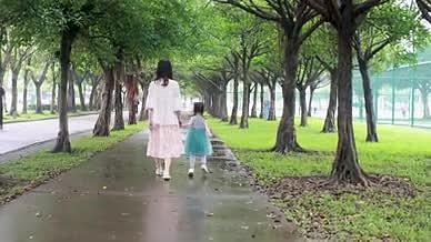 4K实拍母亲节牵女孩子手开心的走路慢动作视频的预览图